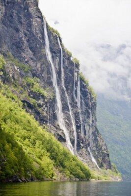 водопад со скалы